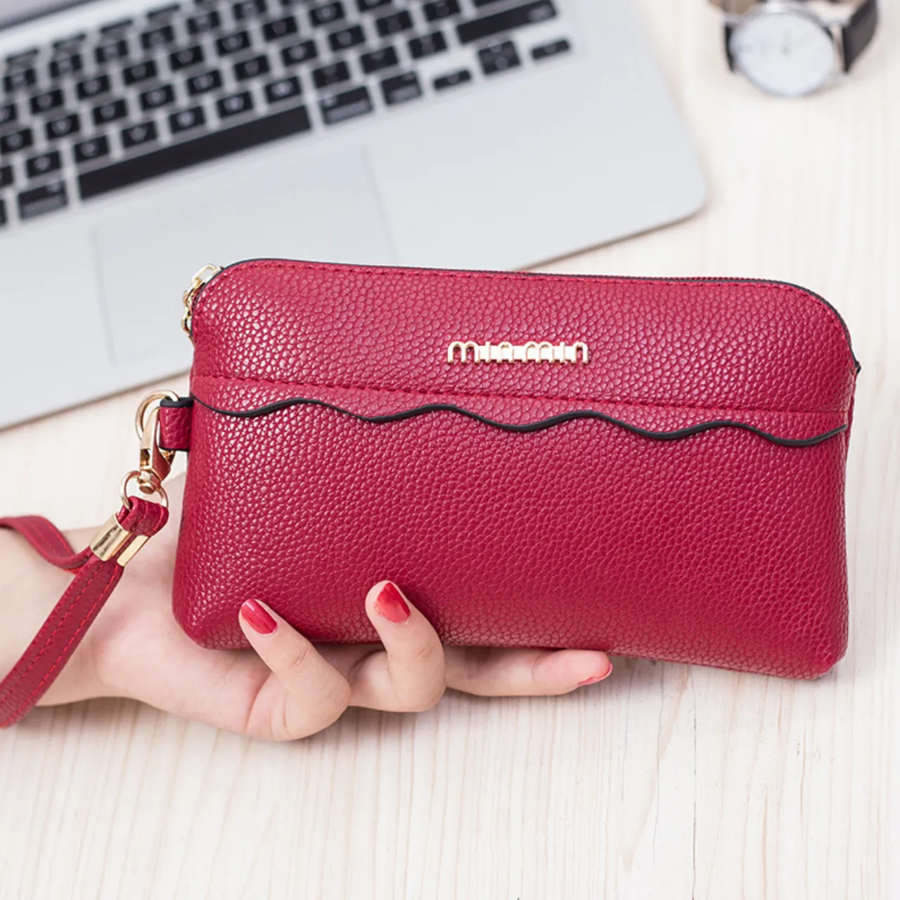 FASHIONABLE CLUTCH BAG